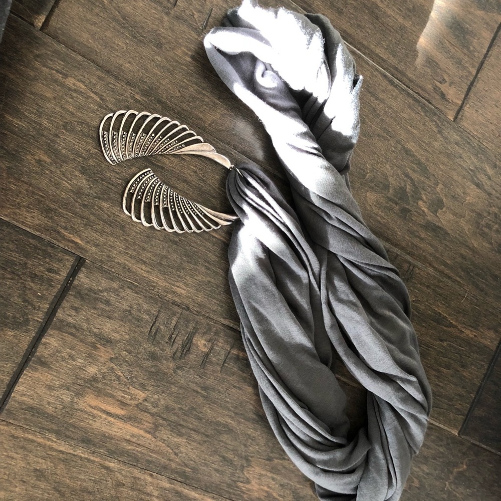 Wings 🧚🏼‍♀️ charcoal gray 🧣 scarf necklace